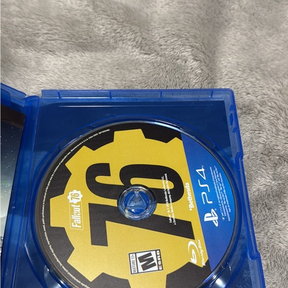 Fallout 76 for PlayStation 4 - Blue Case - Picture 2 of 4
